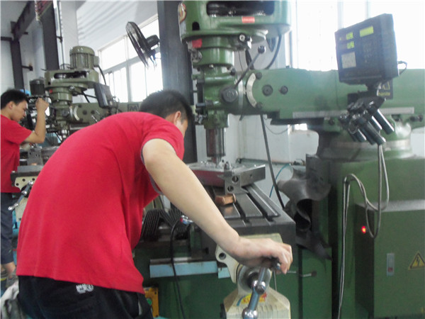 旭錦塑膠模具有限公司，模具車間人員工作操作