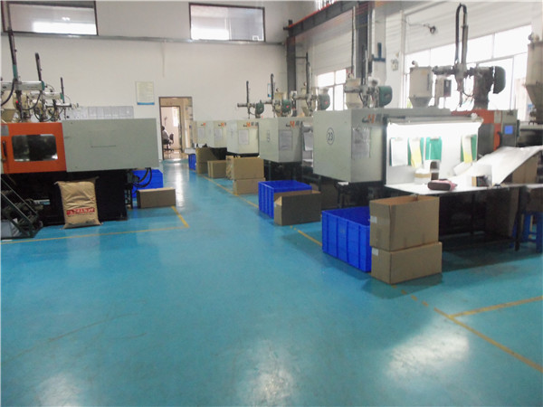 旭錦塑膠模具有限公司，注塑車間